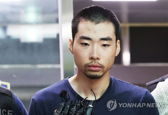 '서현역 흉기 난동범' 최원종이 지난달 성남수정경찰서 유치장에서 검찰로 송치되는 모습. 연합뉴스